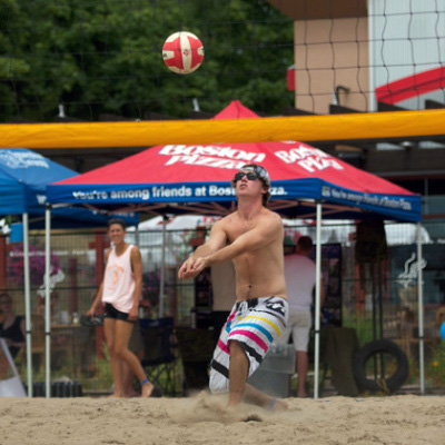 A player lines up with an approaching volleyball